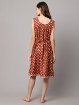 Women Feather Print Sleeveless Nighty With Pocket - Brown