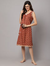Women Feather Print Sleeveless Nighty With Pocket - Brown